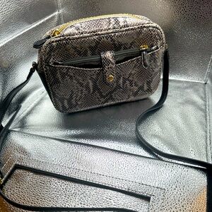 G.I.L.I. Italian leather crossbody/shoulder bag with removable metallic wallet
